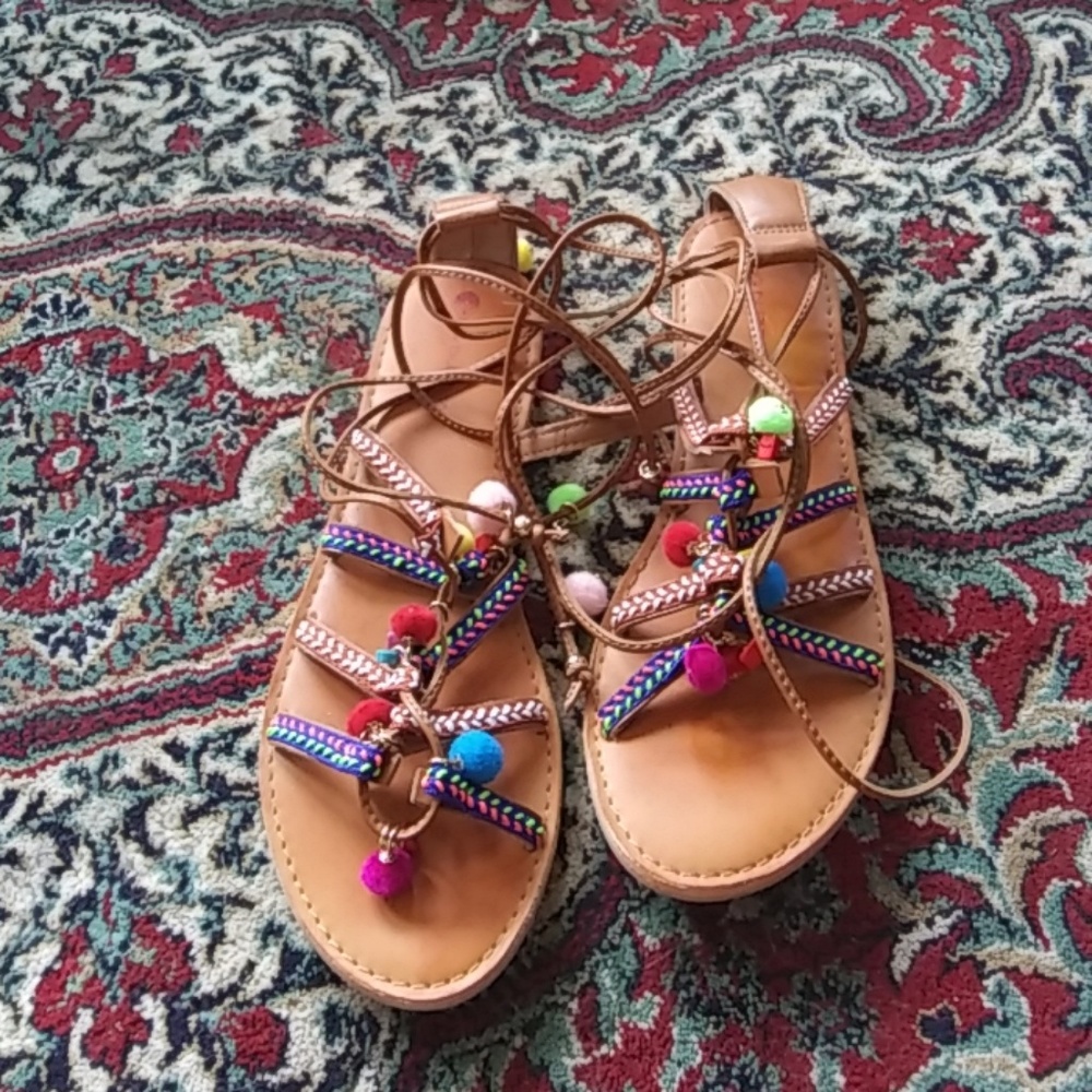 Pom pom sandals